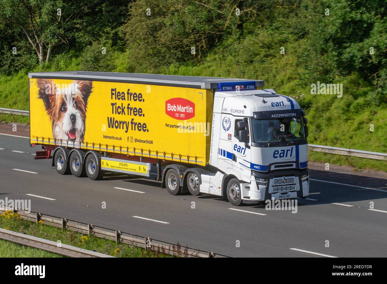 EARL TRANSPORT LTD Renault`T High Truck. Bob Martin Tierpflegeprodukte, Tiermedizin & Gesundheitsvorsorge, auf der Autobahn M6 in Greater Manchester, Großbritannien Stockfoto